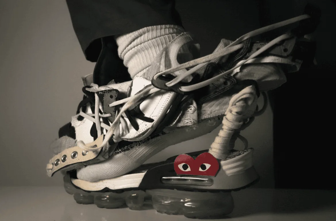 概念时尚大片：Nike 运动鞋被封在正在融化的冰块中，置于雾气弥漫的屋顶上