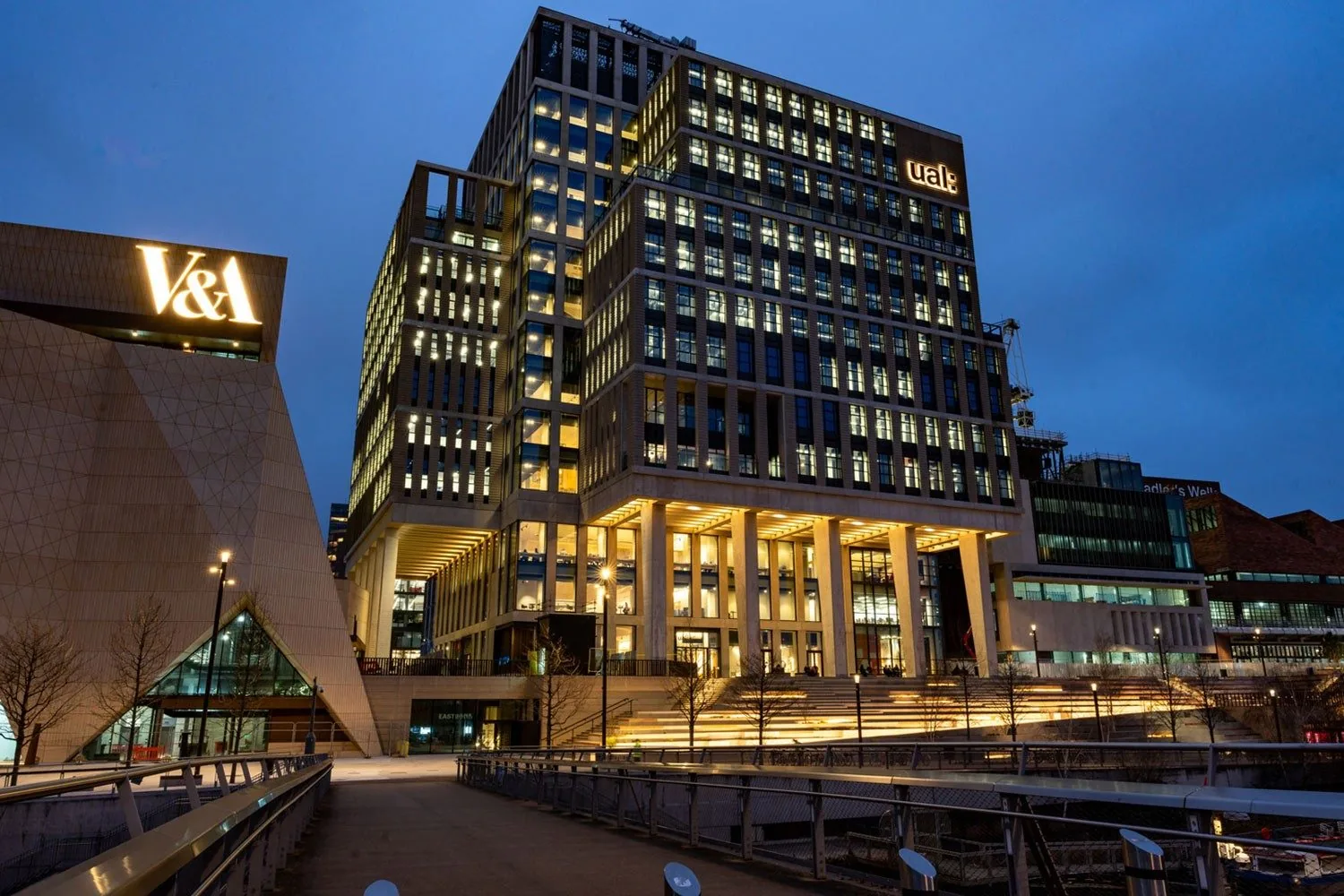 University of the Arts London 校园与 V&A East 建筑在伦敦东岸的暮色中亮起灯光